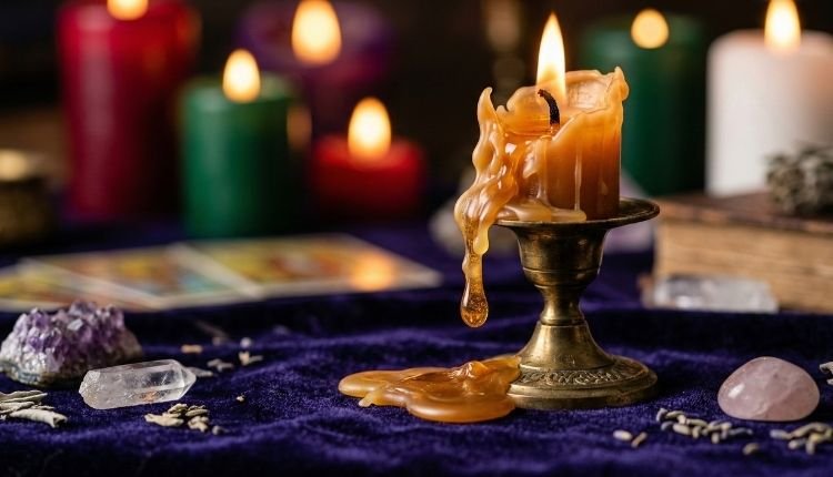 🕯️ La Adivinación a través de las Velas: El Poder Oculto de la Ceromancia 3 Significado de los colores de las velas y la cera derretida en rituales de magia blanca y ceromancia.