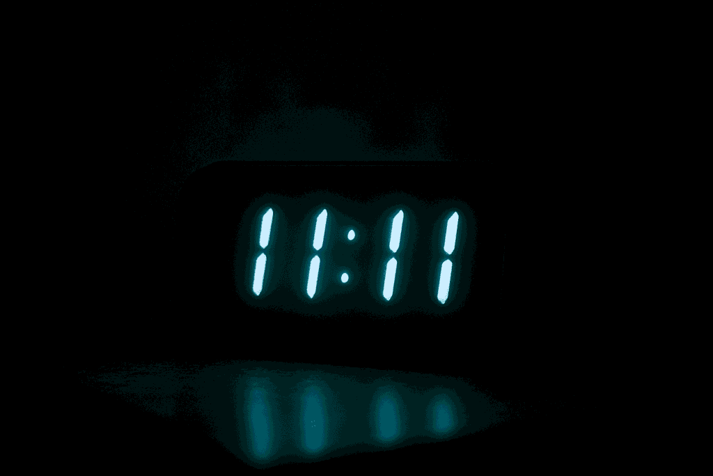 ¿Ves el 11:11 en todas partes? El Número que te Persigue y su Mensaje Oculto 2 Reloj digital marcando las 11:11 significado espiritual y numerologia.