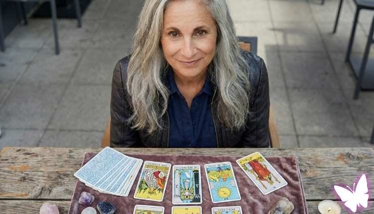 Vidente Cristina: Respuestas Concretas para Decisiones Difíciles. 2 La vidente Cristina Ramos realizando una tirada de tarot sobre una mesa de madera, mirando a la cámara con seguridad. Especialista en lecturas directas y sin filtros para obtener respuestas concretas.