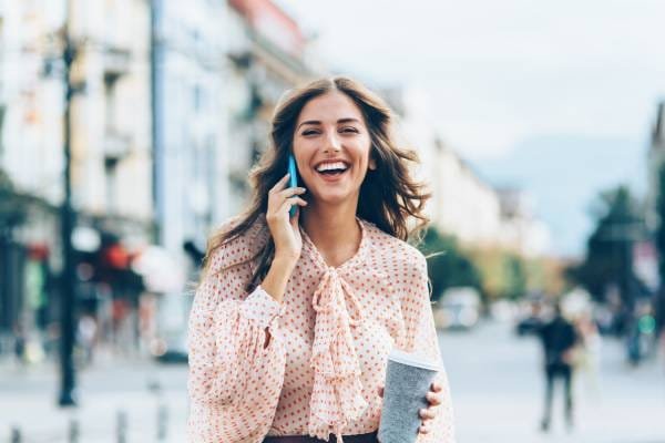 Tarot Telefónico 806: Videncia por Teléfono Directa y Sin Esperas 2 Chica sonriendo feliz al teléfono tras una consulta de tarot 806 positiva.
